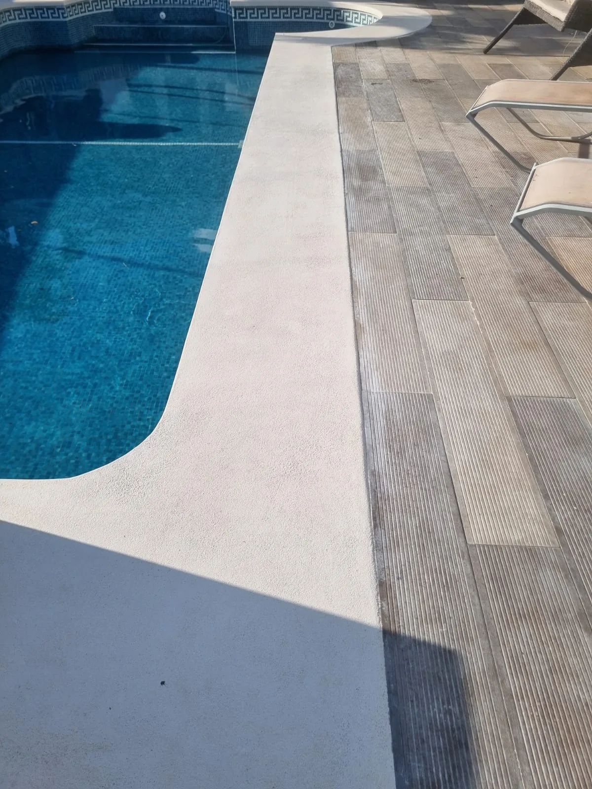 Acabados lujosos en piscina Costa Rica