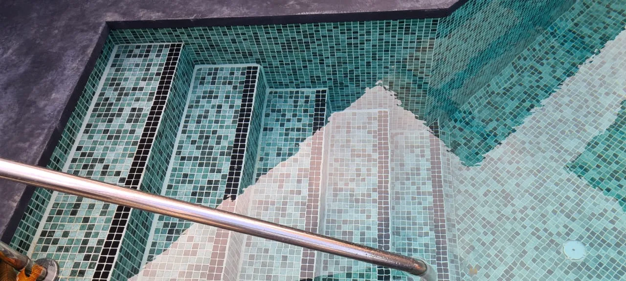 Escaleras con vitrocerámica en piscina Costa Rica