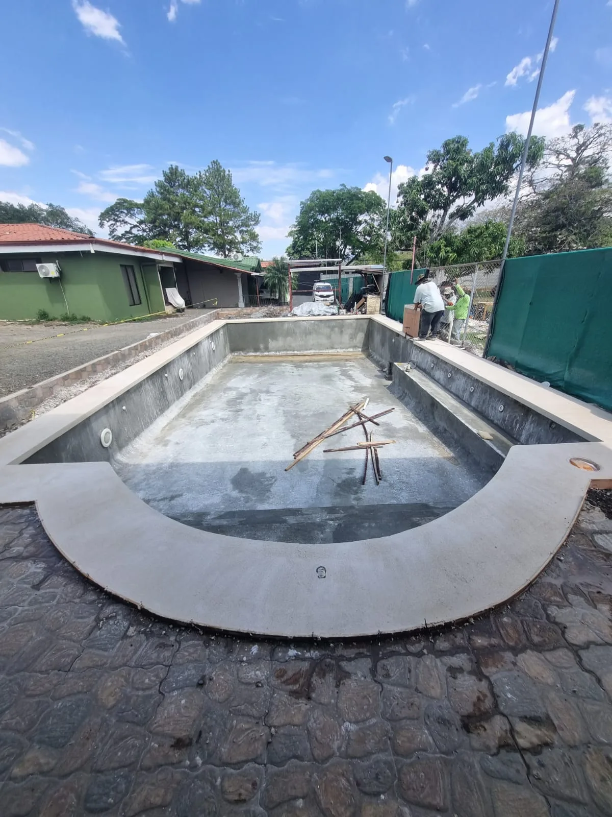 Piscina mediana en proceso de construcción Costa Rica