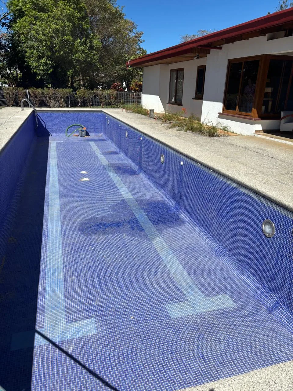 Vitrocerámica instalada en piscina Turrúcares Costa Rica