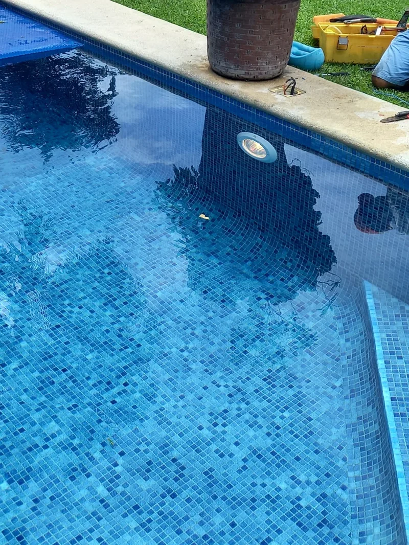 Técnico realizando mantenimiento de piscina en Costa Rica