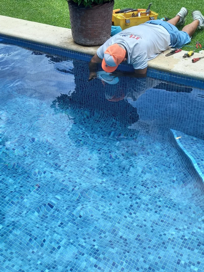 Técnico reparando piscina en Costa Rica